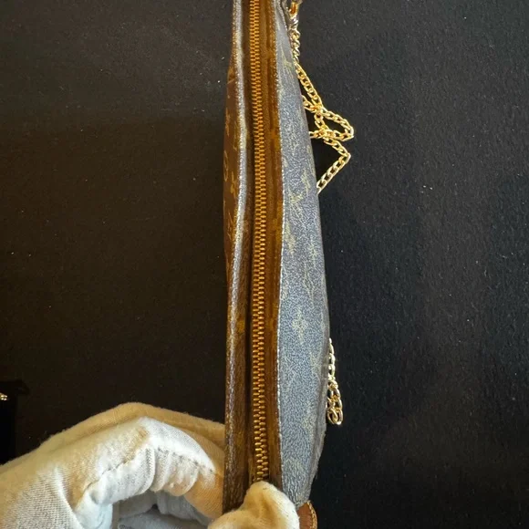 Louis Vuitton
LV Monogram Toiletry Pouch 26 vintage converted Crossbody - Picture 10 of 16